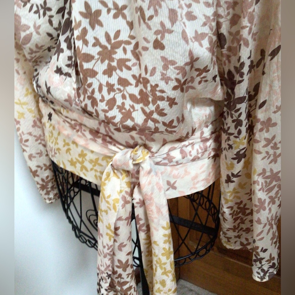 Bcbg Maxazria open back Flowy tie hem top, Small - Picture 4 of 8